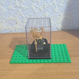Вітрина для LEGO мініфігурок – прозорий демонстраційний бокс із підставкою